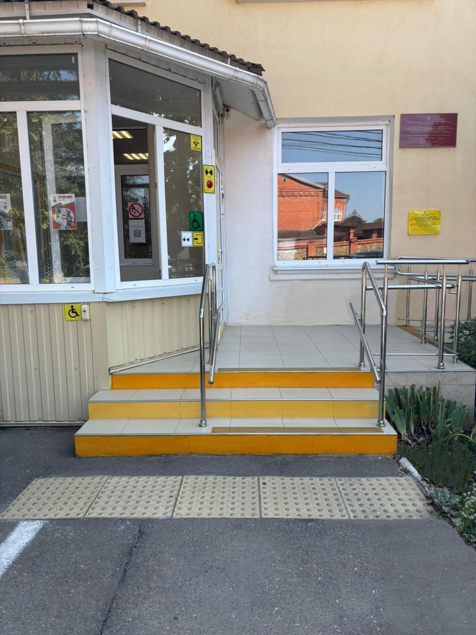 Вход в центр оснащен кнопкой вызова сотрудника